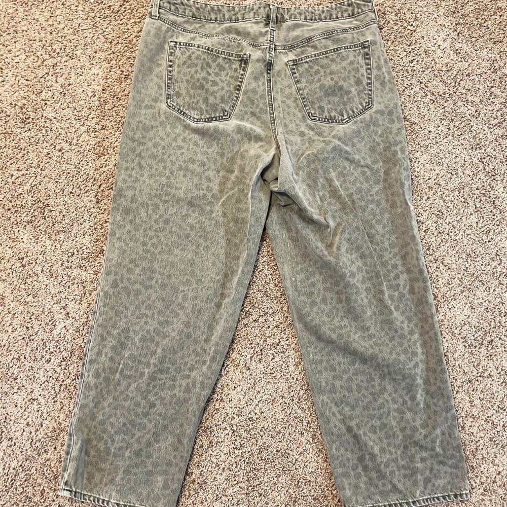 Universal Thread | Gray Leopard Print Women's Mid… - image 4